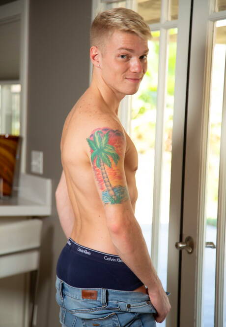 Due ragazzi americani, il bel ragazzo Hayden Brier e il bel ragazzo Kyle Brant, hanno una scena di coppia bollente