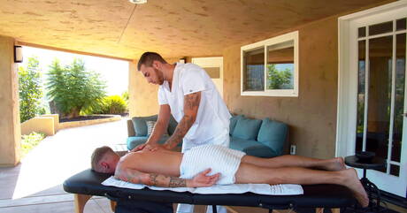 Americani sexy, il twink Ryan Jordan e il bel ragazzo Carter Woods in un caldo sesso anale