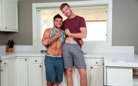 Les mecs américains bien bâtis Aspen et le beau garçon Dacotah Red ont une relation sexuelle torride dans la cuisine