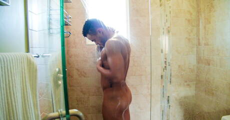 Gorący amerykańscy chłopcy, ładny chłopak Ryan Jordan i krzepki facet Beaux Banks ruchają tyłek po ssaniu pod prysznicem