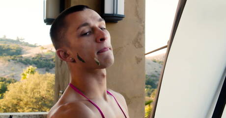 Der schöne Junge Theo Brady und der amerikanische Twink Micah West bohren draußen einen Arsch