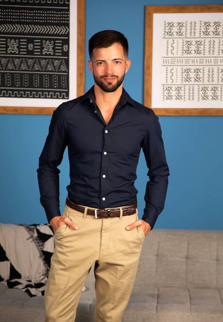 かなりアメリカ人の男の筋肉質なケーシー・エヴェレットと力持ちのダコタ・ペインがフェラチオの後にアナルファック