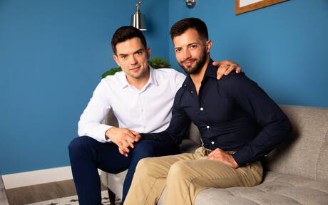 かなりアメリカ人の男の筋肉質なケーシー・エヴェレットと力持ちのダコタ・ペインがフェラチオの後にアナルファック