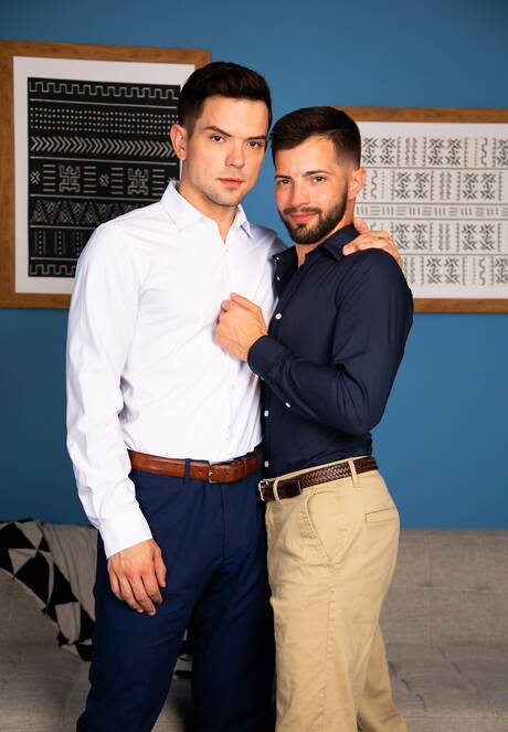 かなりアメリカ人の男の筋肉質なケーシー・エヴェレットと力持ちのダコタ・ペインがフェラチオの後にアナルファック