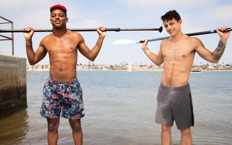 Amerykański młodzieniec Kyle Wyncrest i muskularny Ty Santana w gorącym międzyrasowym ruchaniu analnym przy basenie