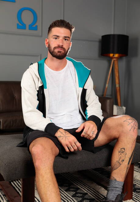 Le costaud français Chris Damned et le beau garçon américain Kian Kane baisent après avoir sucé une bite