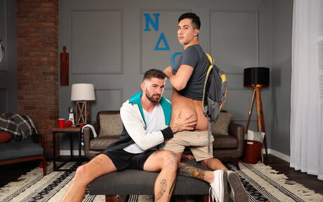 Le costaud français Chris Damned et le beau garçon américain Kian Kane baisent après avoir sucé une bite