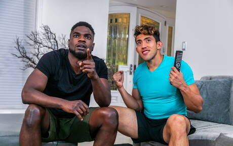 Il muscoloso Devin Trez e Zeno Rey si scopano il culo dopo aver succhiato il cazzo