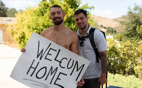 O americano bem constituído Princeton Price e Johnny B chupando e transando um com o outro ao ar livre