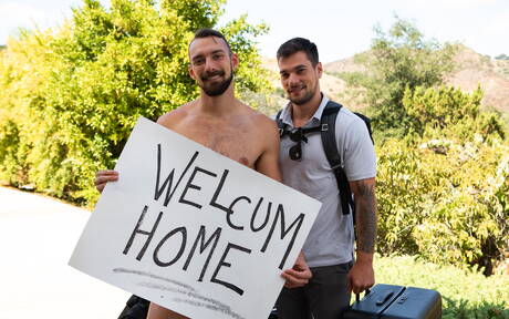 O americano bem constituído Princeton Price e Johnny B chupando e transando um com o outro ao ar livre