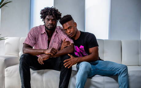 Deux garçons américains musclés, Adrian Hart et le gars costaud Devin Trez font l