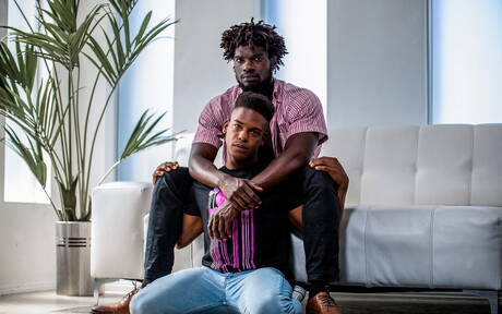 Deux garçons américains musclés, Adrian Hart et le gars costaud Devin Trez font l