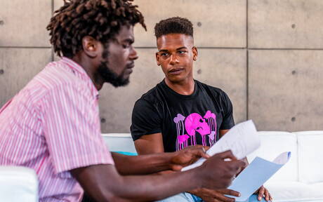 Deux garçons américains musclés, Adrian Hart et le gars costaud Devin Trez font l