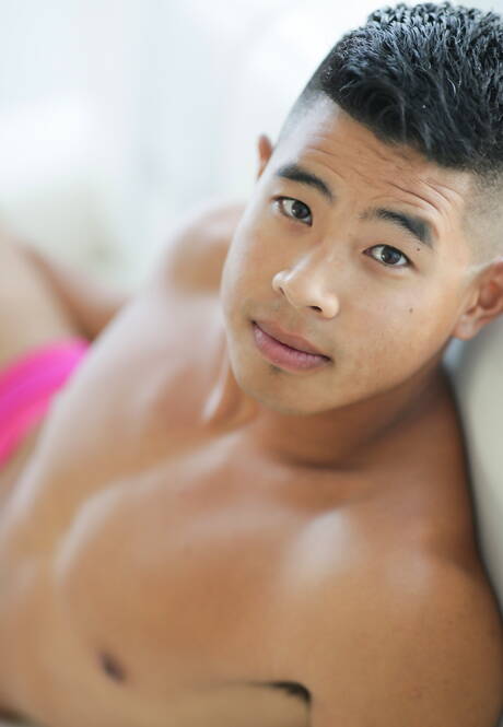 黑人超級帥哥 Deep Dic 和年輕帥哥 Luke Truong 吸吮陰莖後做愛