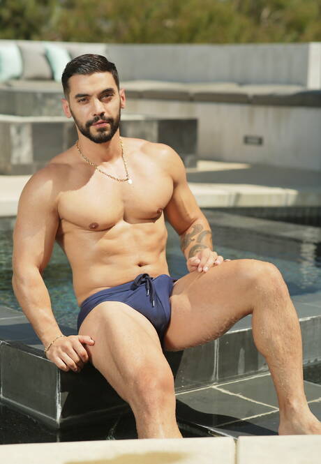 Miły amerykański chłopak, superogier Arad Winwin i krzepki facet Adrian Hart uprawiają międzyrasowy seks w basenie