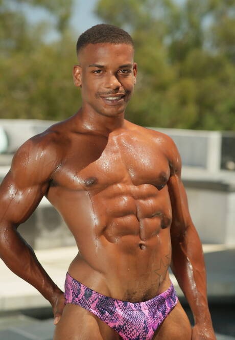 Miły amerykański chłopak, superogier Arad Winwin i krzepki facet Adrian Hart uprawiają międzyrasowy seks w basenie