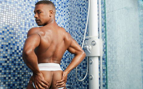 Dois caras americanos, o durão Dillon Diaz e o galã Adrian Hart, fazem sexo anal no chuveiro quente