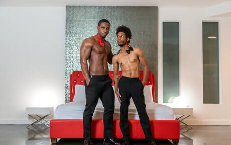 Der schwarze Muskelprotz Deangelo Jackson und Koji Xander haben harten Analsex