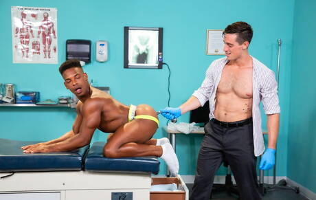 Les mecs américains musclés Adrian Hart et l