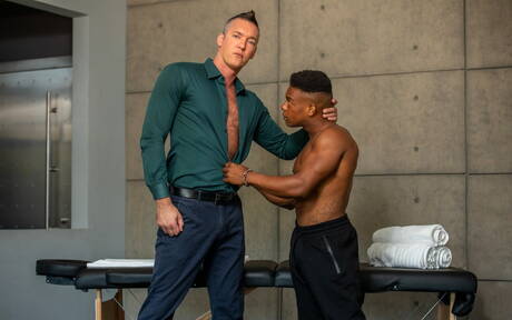 Le pornostar americane Adrian Hart e Silver Steele, due uomini muscolosi e pelosi, fanno sesso anale interrazziale