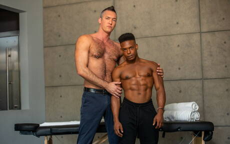 Le pornostar americane Adrian Hart e Silver Steele, due uomini muscolosi e pelosi, fanno sesso anale interrazziale