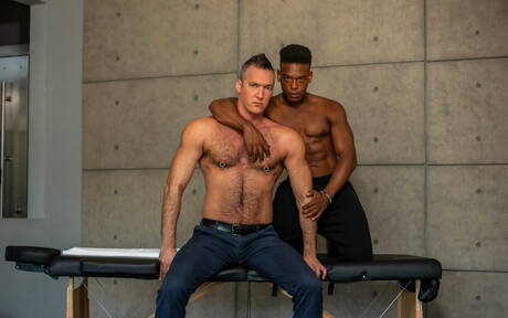 Le pornostar americane Adrian Hart e Silver Steele, due uomini muscolosi e pelosi, fanno sesso anale interrazziale