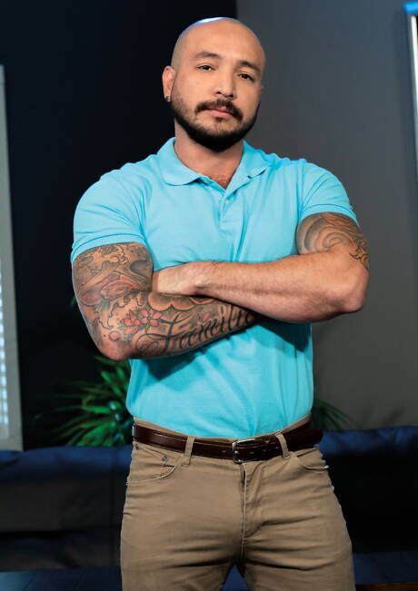 American husky guy Teddy Bryce and venezuelan gay bear Julian Torres like rimjob and fisting