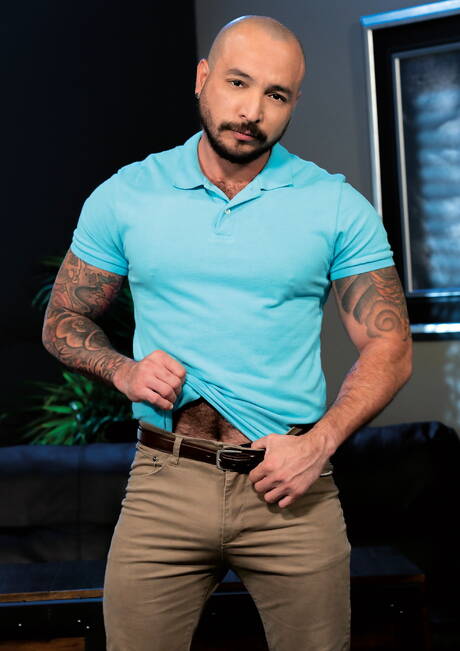 Fisting Central: American husky guy Teddy Bryce and venezuelan gay bear Julian Torres like rimjob and fisting