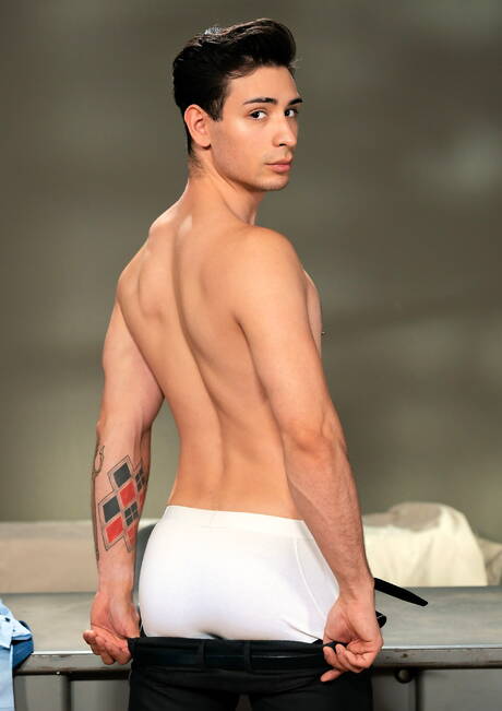 美國種馬 Brian Bonds 和 Luka Sage 用拳頭猛戳屁股