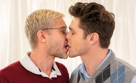 漂亮的美國帥哥超級帥哥 Devin Franco 和帥哥 Sherman Maus 進行熱辣的肛交和拳交