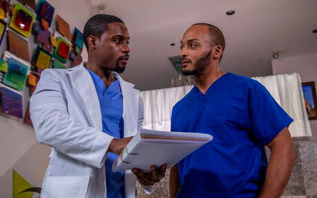 Hete Amerikaanse mannen, de goed gebouwde Deangelo Jackson en superstud Dillon Diaz, zuigen en neuken elkaar buiten