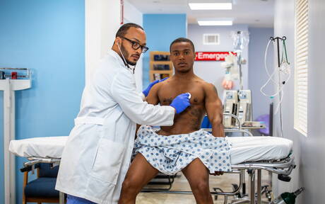 Knappe Amerikaanse jongens, goed gebouwde Dillon Diaz en superstud Jake Waters in fisting