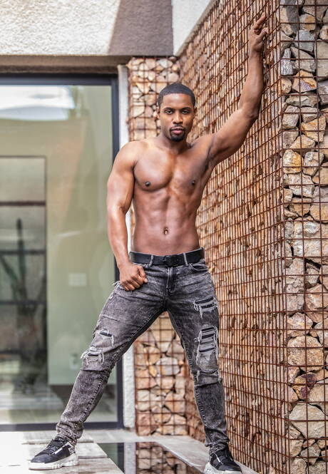 Twee Amerikaanse supersterren Deangelo Jackson en de jonge gast Derek Cline kleden zich uit en laten hun billen zien bij het zwembad