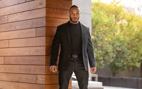 美國硬漢狄龍·迪亞茲和男同志熊瑞奇·拉金在泳池裡口交