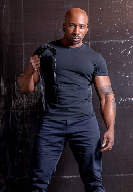 Two american dudes bull Max Konnor and young boy Derek Cline have a good anal sex outdoor