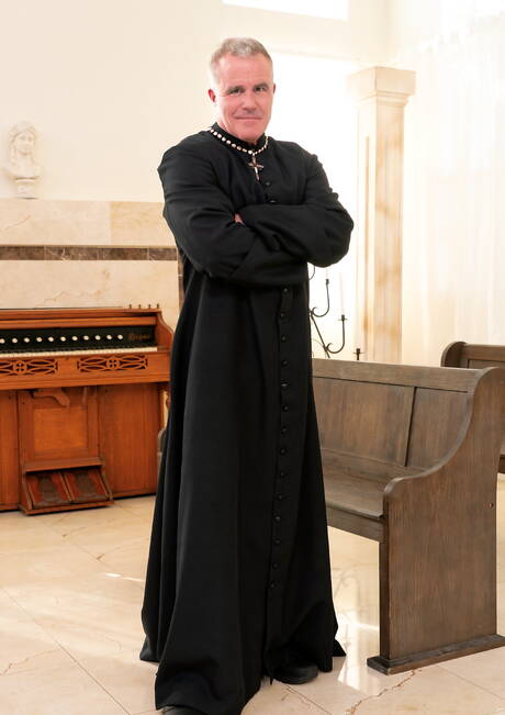 Fisting Central: Two american dudes mature bear Drew Sebastian and hairy bear Dale Savage ride a cock with fisting