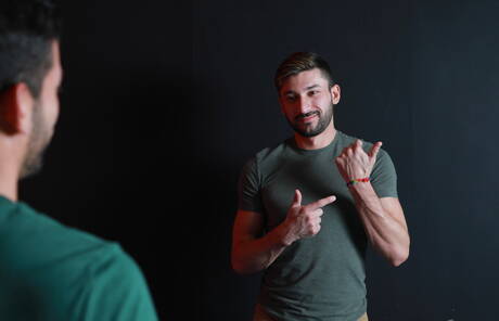 Latino-Superhengst Cesar Rossi und der amerikanische Hengst Scott Demarco haben heißen Sex