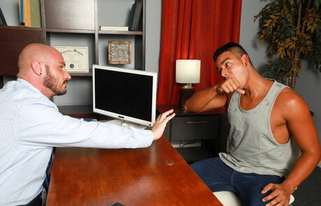 Der Latino-Schönling Jay Seabrook und der kräftige Greg Riley ficken nach dem Saugen in den Arsch