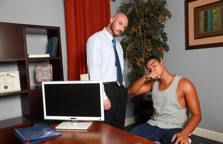 Der Latino-Schönling Jay Seabrook und der kräftige Greg Riley ficken nach dem Saugen in den Arsch