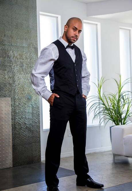 Knappe kerel Marquee D. Angelo en gespierde Julian Grey in harde anale seks