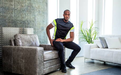 Der schwarze Kraftprotz Trent King und der gut gebaute Ebenholz-Adrian Hart in einer heißen Homosexuellen-Szene