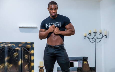 Zwarte gespierde Deangelo Jackson en Latijns-Amerikaanse otter Papi Suave kleden zich uit en tonen strakke billen