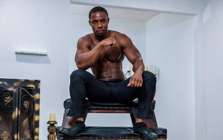 Zwarte gespierde Deangelo Jackson en Latijns-Amerikaanse otter Papi Suave kleden zich uit en tonen strakke billen