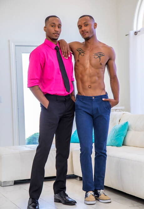 El musculoso ébano Jigz Castelo y el cachas Titus Mcmasters posando desnudos y mostrando su culo apretado