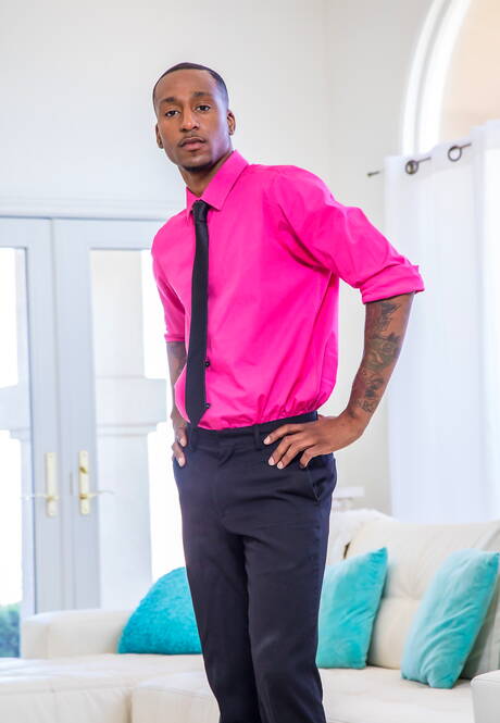 Noir Male: 烏木健壯的 Jigz Castelo 和帥哥 Titus Mcmasters 裸體擺姿勢，露出緊實的臀部