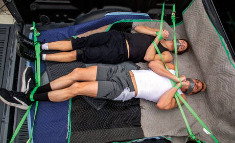 Les vilains Jack Dyer, Johnny Ford et Taylor Reign ont un plan à trois torride en extérieur