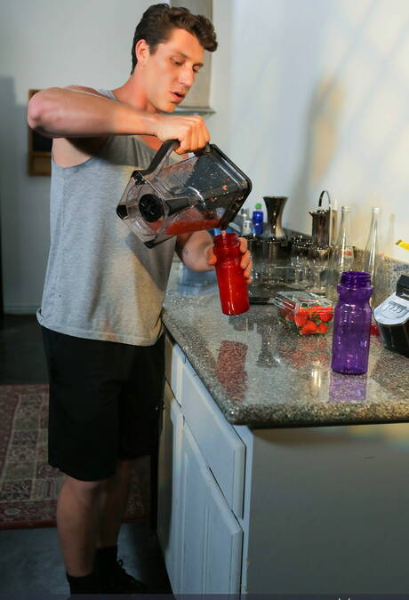 性感的傑克·亨特、邁克爾·德爾·雷和保羅·卡農在廚房裡享受火辣的三人性愛