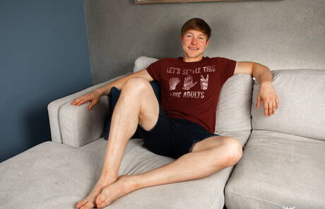 Der muskulöse Maksim Johnson zieht sich aus und zeigt seinen Hintern