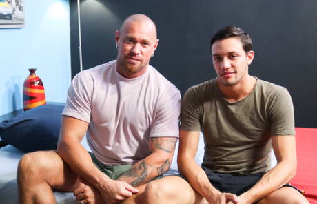 Le husky américain Michael Roman et Matt Heron baisent le cul après une fellation