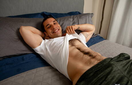 拉丁水獺安德魯·米勒脫光衣服，露出緊實的臀部